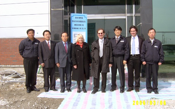 Thomas et Emile Di Serio en 2006 pour inaugurer le partenariat Mic devant le site Asan Coba
